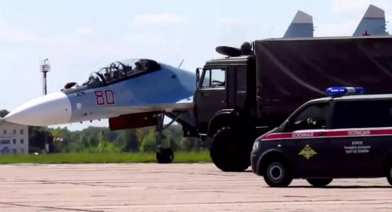 ▲俄特战队出动军车，截停“被劫”苏-30战机。（俄罗斯国防部视频截图）