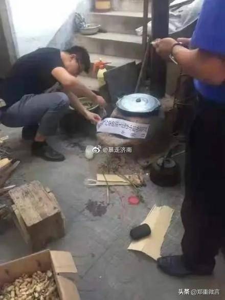 三名工作人员正在给一个住户自制的露天土灶贴封条