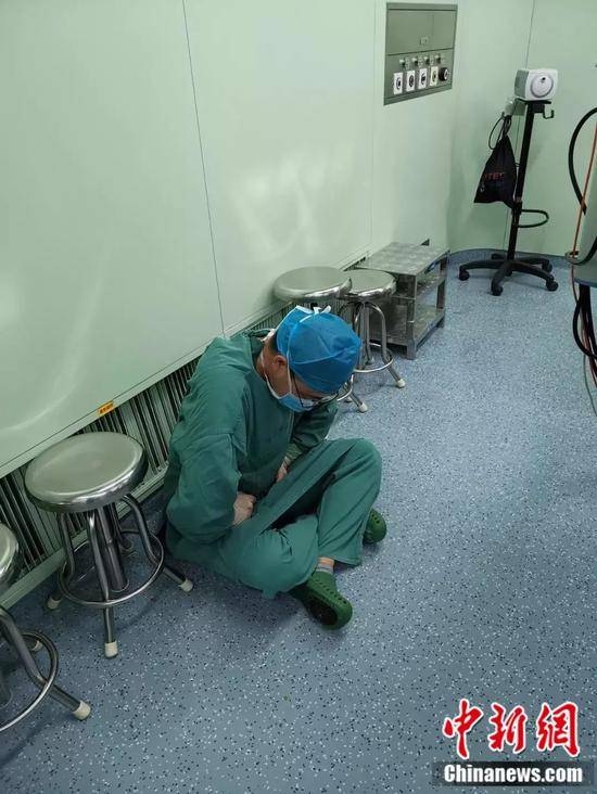 手术中结束后，朱贵军医生肾结石疼得坐在地上缩成一团洛阳市中心医院供图