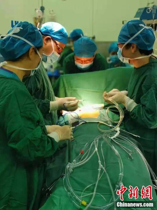 朱贵军医生和同事们在手术中洛阳市中心医院供图