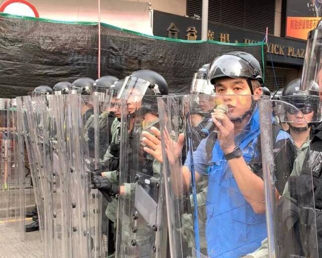 传媒联络队警员在前线。图源：香港警察传媒联络队