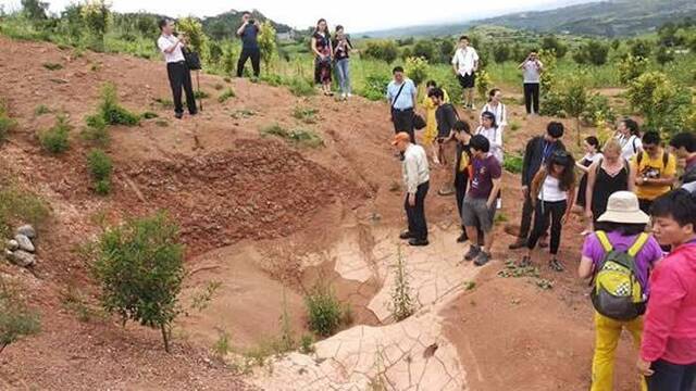 与会代表参观西王村恐龙蛋化石点