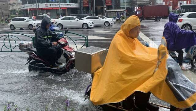 早高峰遇暴雨，这些路段又积水了！不过，交警说事故数未明显增加