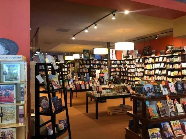 图为位于美国北卡罗来纳州教堂山市的飞叶书店。