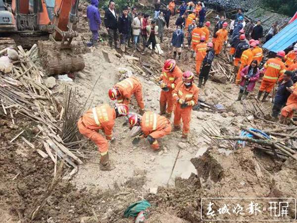 云南山体崩塌9人梦中被埋：男孩顿时失去6名亲人