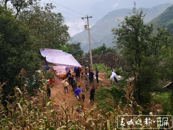 云南山体崩塌9人梦中被埋：男孩顿时失去6名亲人