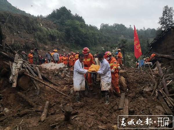 云南山体崩塌9人梦中被埋：男孩顿时失去6名亲人