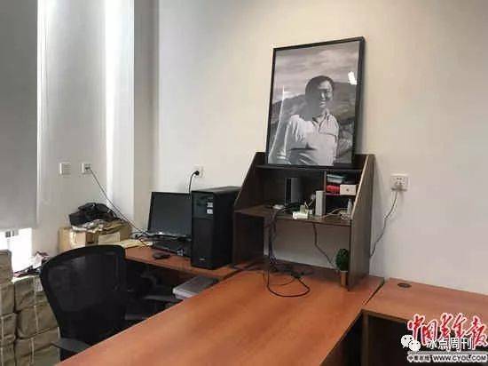 钟扬的遗像摆放在生前的办公室。中国青年报·中青在线记者叶雨婷/摄