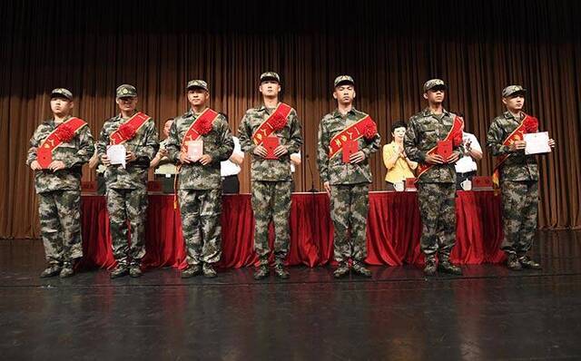 北京新兵即将踏上军旅征程西城举行新兵欢送大会