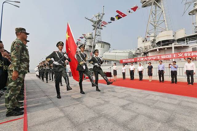 航母公园成为爱国主义教育基地学校和公园签署共建协议