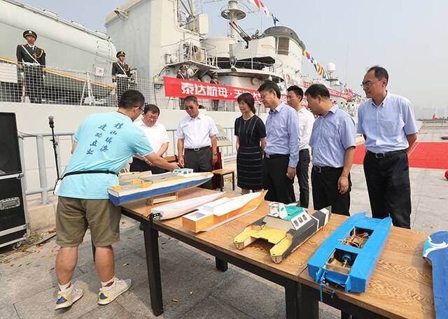 航母公园成为爱国主义教育基地学校和公园签署共建协议