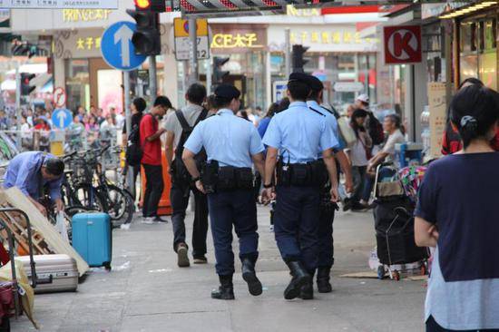 2018年10月13日，香港元朗，街景，街上巡逻的警察。图片作者：逍遥游/视觉中国