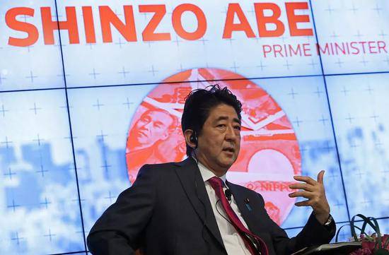 2016年11月，安倍在纽约出席路透新闻工作者对话会。背景板以“名前姓后”的方式打出了“Shinzo Abe”。来源：视觉中国