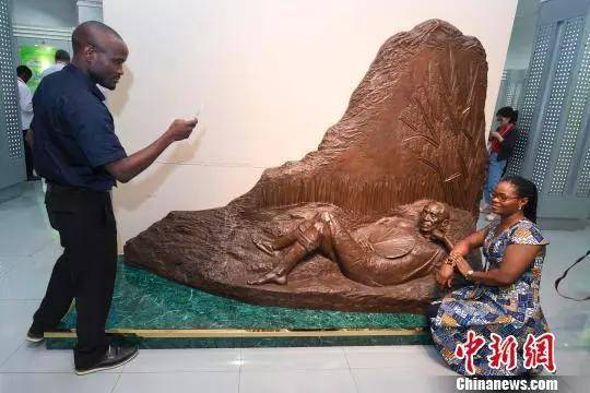 非洲记者在“禾下乘凉”雕塑前留影。