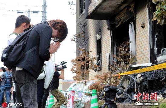 资料图：当地时间2019年7月21日，日本知名动画制作公司“京都动画”的工作室发生火灾后民众现场悼念。图片来源：ICphoto