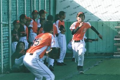 8月17日，爱心棒球基地内，强棒天使棒球队队员正在进行跑垒训练。