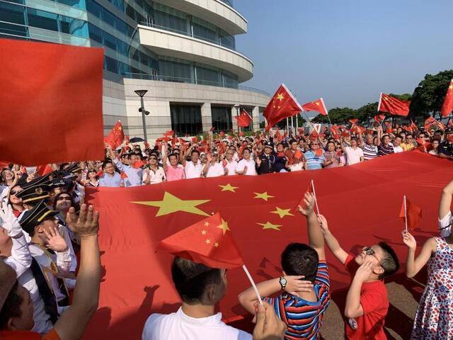 香港金紫荆广场举行升旗仪式，民众高喊 “香港加油！”