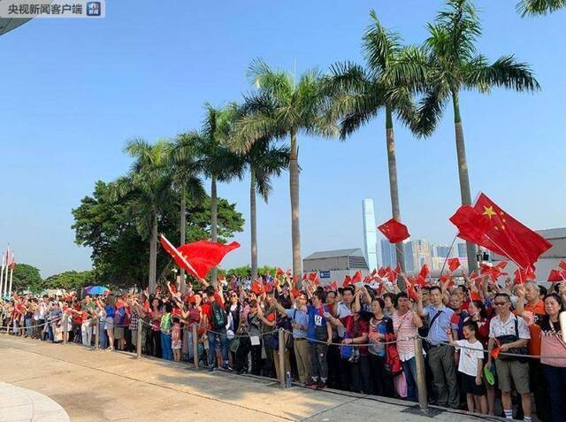 香港各界人士举行隆重升旗仪式 高呼“中国万岁”