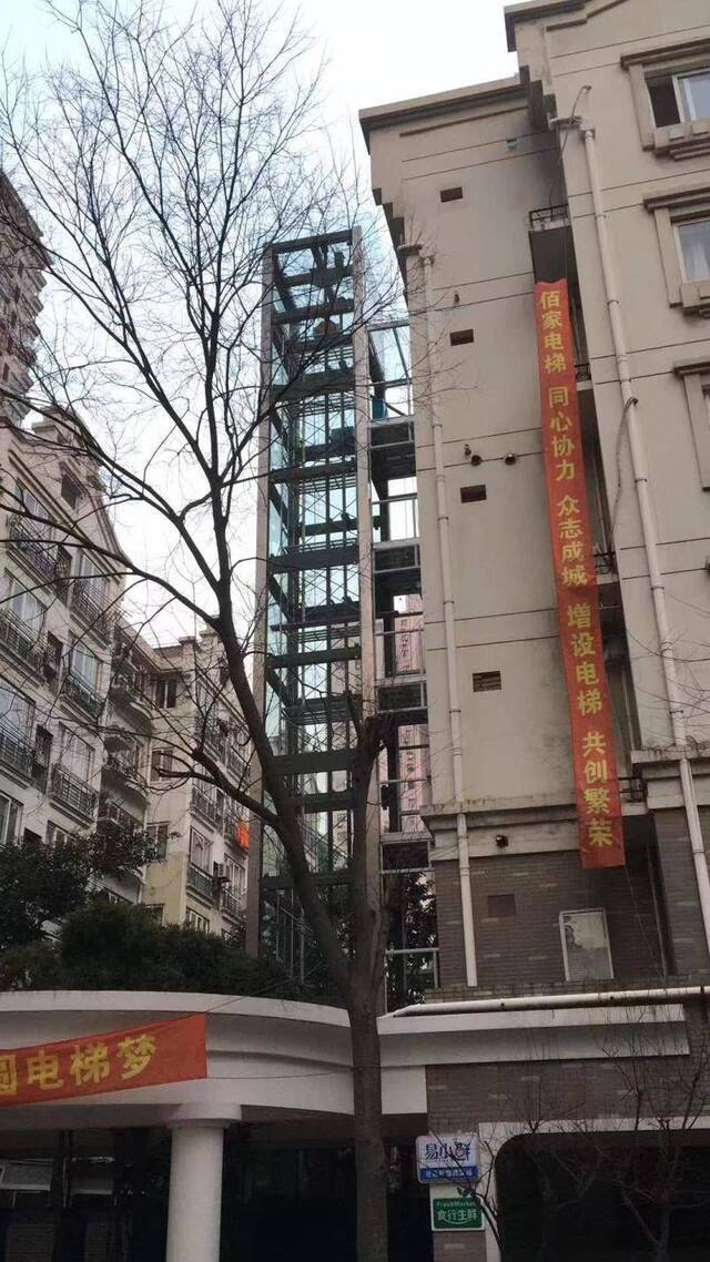 老房加装电梯大多卡在这一步，上海这些楼组是怎么做到的？