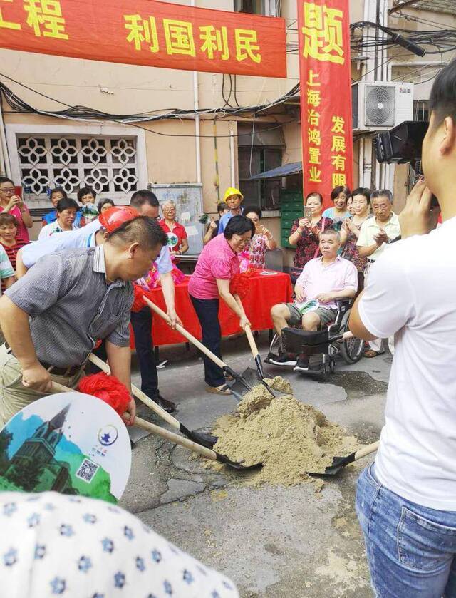 老房加装电梯大多卡在这一步，上海这些楼组是怎么做到的？