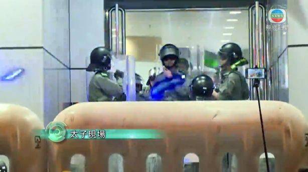 非法示威者用镭射笔照射警员无线新闻截图