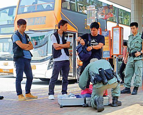 警方在多条通往机场的公路上设路障截查疑人，严防有人再瘫痪机场交通。（图：香港《大公报》记者摄）