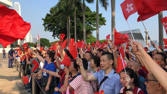 香港千名市民参加升旗仪式 金紫荆广场这一幕很燃