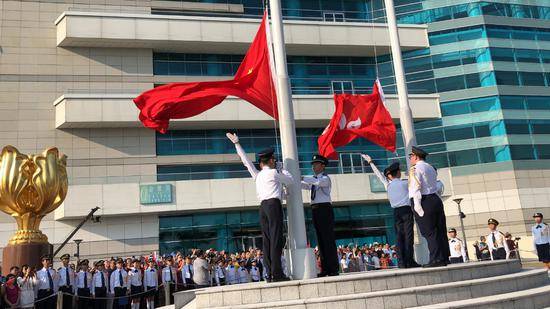 香港千名市民参加升旗仪式 金紫荆广场这一幕很燃