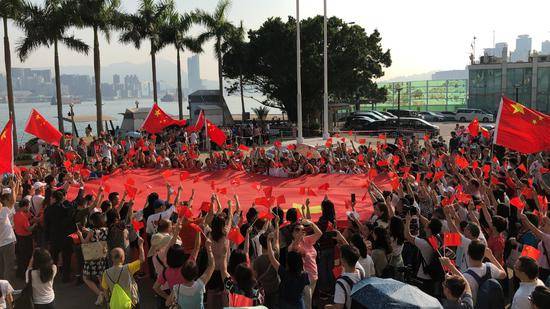 香港千名市民参加升旗仪式 金紫荆广场这一幕很燃