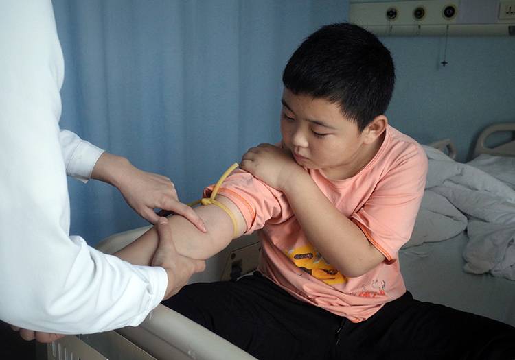 河南“增肥救父”少年今日在京骨髓捐献组图