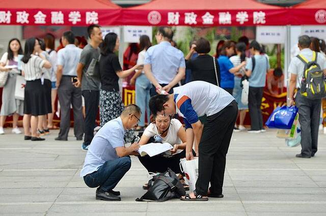 传承红色基因资助贫困学子中国人民大学迎接新生