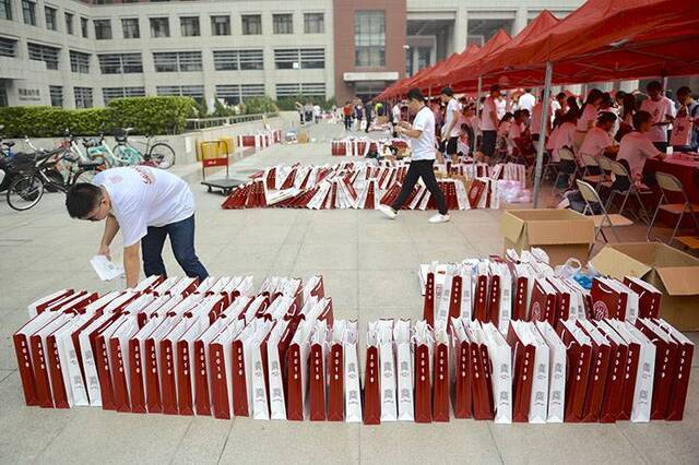 传承红色基因资助贫困学子中国人民大学迎接新生