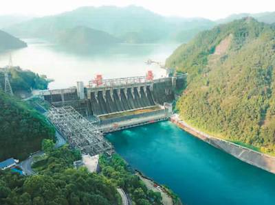 新安江水电站是新中国自行设计、自主建设的第一座大型水电站，为三峡工程建设积累了经验，培养了人才。本报资料