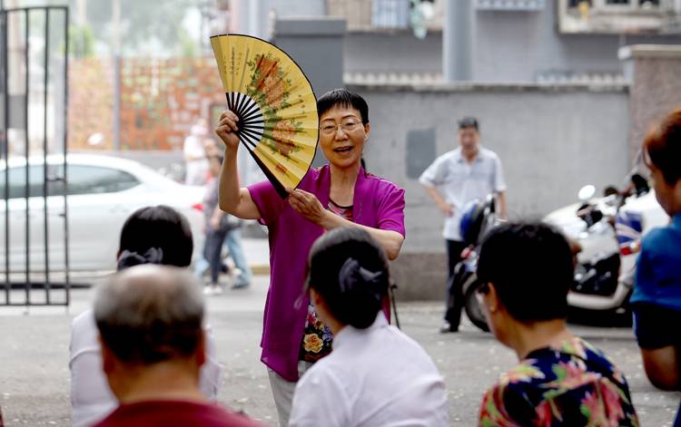 “邻里团圆”大聚会唱戏跳操做灯笼组图