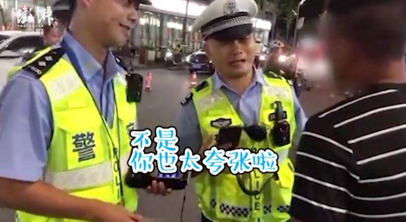 男子酒驾被查“秒”晕倒 交警：演技浮夸