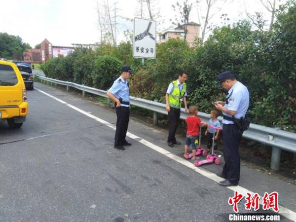 民警试图帮助孩子寻找家人中新网图