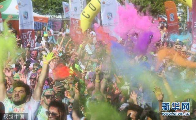 土耳其举行“彩色天空5K”跑步节参与者全身涂满颜料