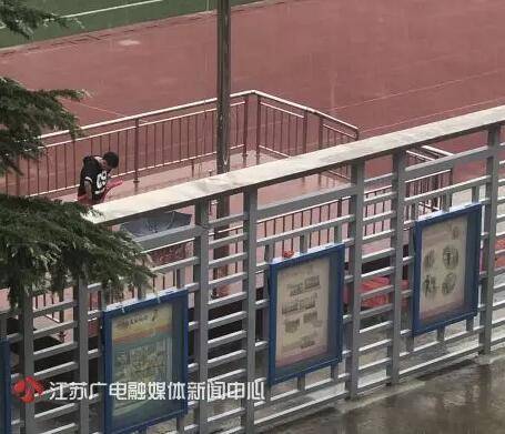 上课时下暴雨 小学生冲到操场收国旗：国旗不能湿