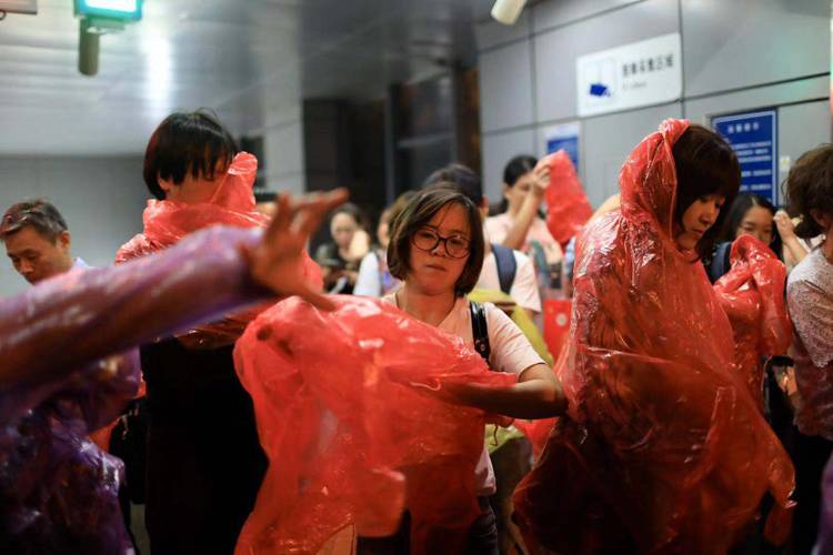 9月9日晚，莲花桥地铁站，市民纷纷穿上雨衣，准备离开。