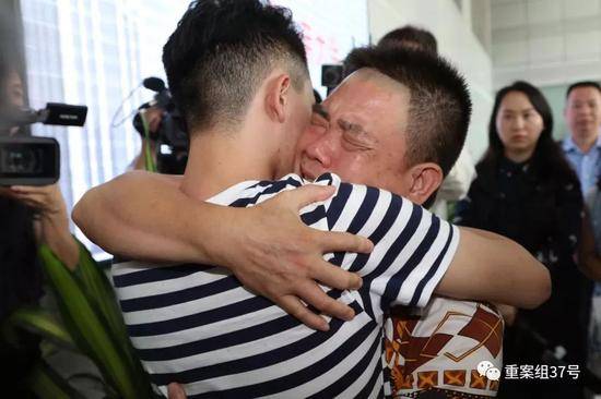 ▲6月19日，借助跨年龄人脸识别，深圳失联19年男孩被找回，和父母相认。受访者供图