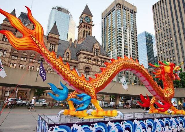 加拿大多伦多举行第二届龙文化节展示四层高巨龙