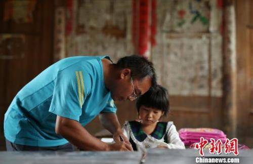 一名老师正在辅导孩子课程黄晓海摄