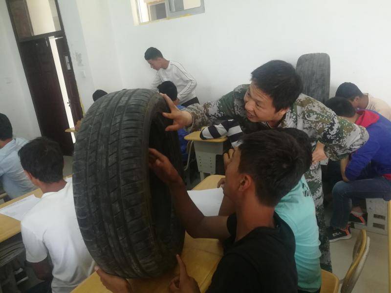 门利稳：北京老师支教南疆 教维吾尔族少年修汽车