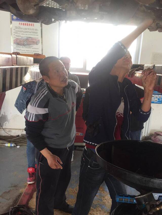 门利稳：北京老师支教南疆 教维吾尔族少年修汽车