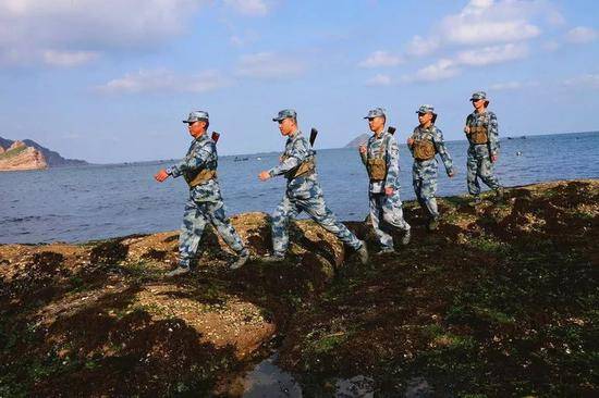 “红色前哨雷达站”官兵在海边巡逻北部战区空军供图