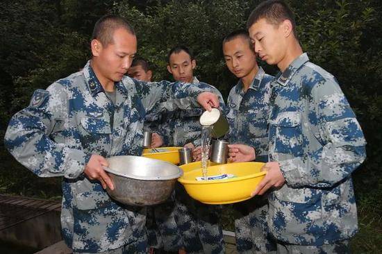 班长杯子里的水给了我中国军网图