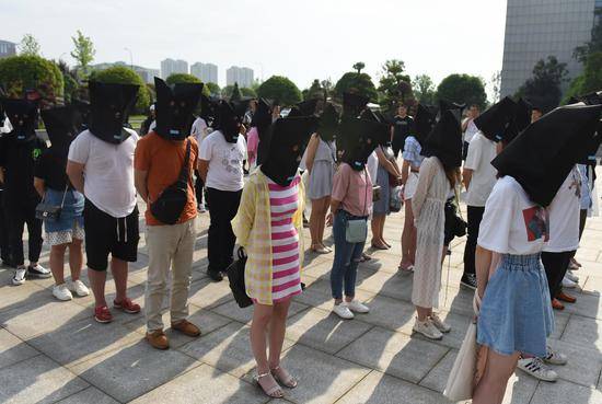 长沙县警方端掉武汉的卖茶女窝点，多名涉案人员被带走。长沙县公安局供图