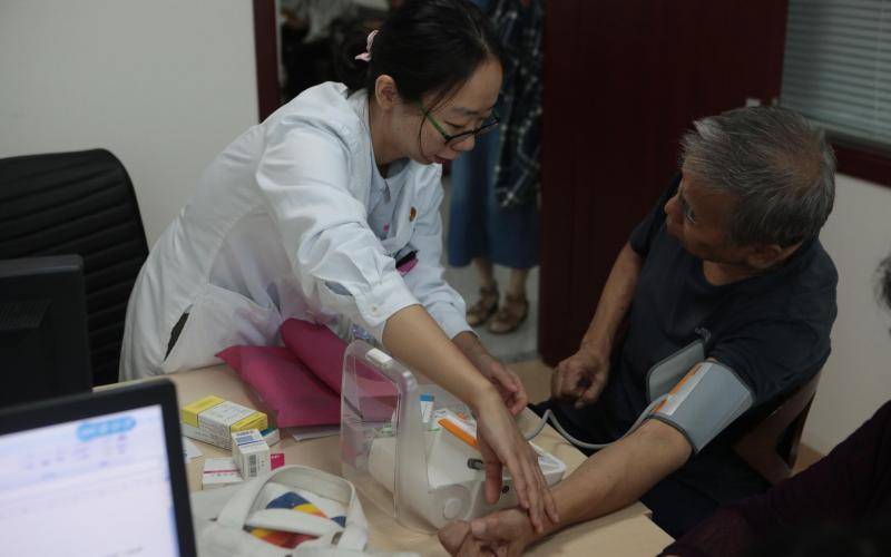 安贞医院，一名患者正在药学门诊咨询如何合理用药。摄影/新京报记者王嘉宁