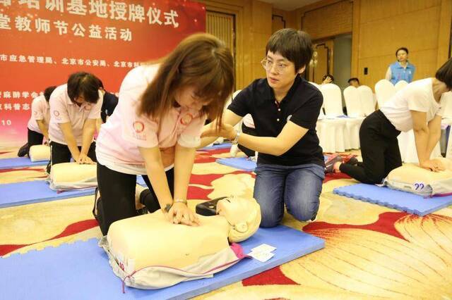 120医生培训80名警察、教师急救四步法