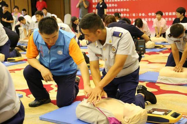 120医生培训80名警察、教师急救四步法